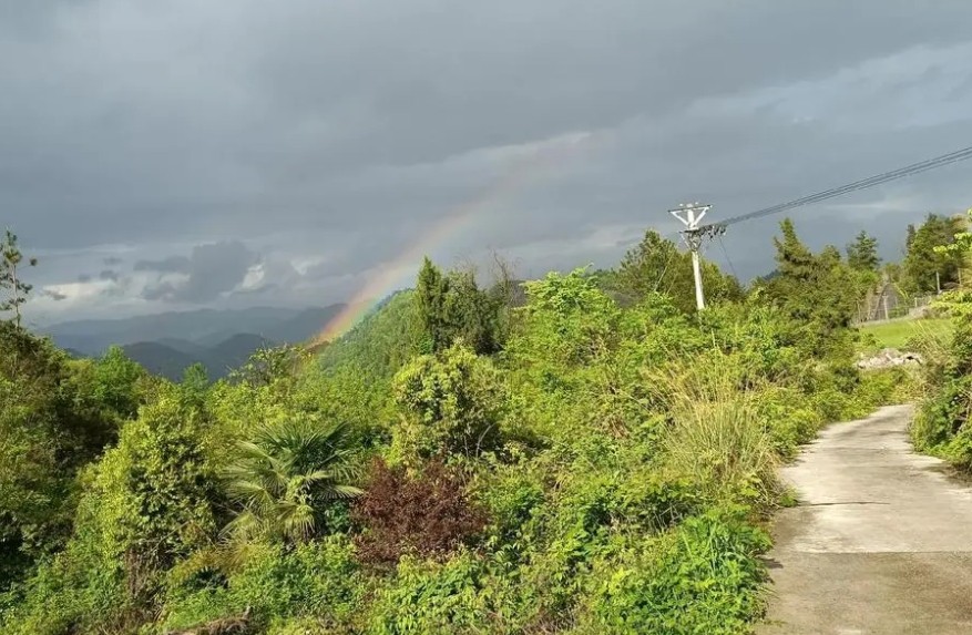 山上拍攝的彩虹圖片